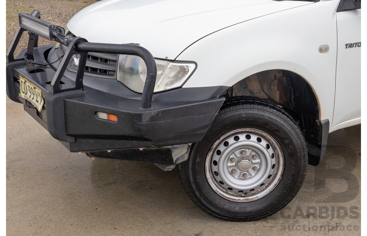 03/2015 Mitsubishi Triton GL MN MY15 C/Chas white  2.4L