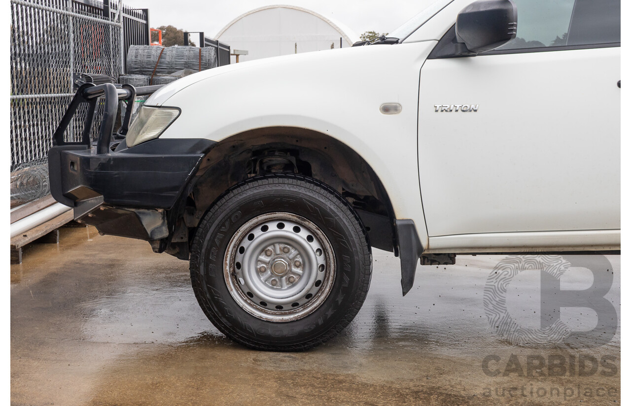 03/2015 Mitsubishi Triton GL MN MY15 C/Chas white  2.4L