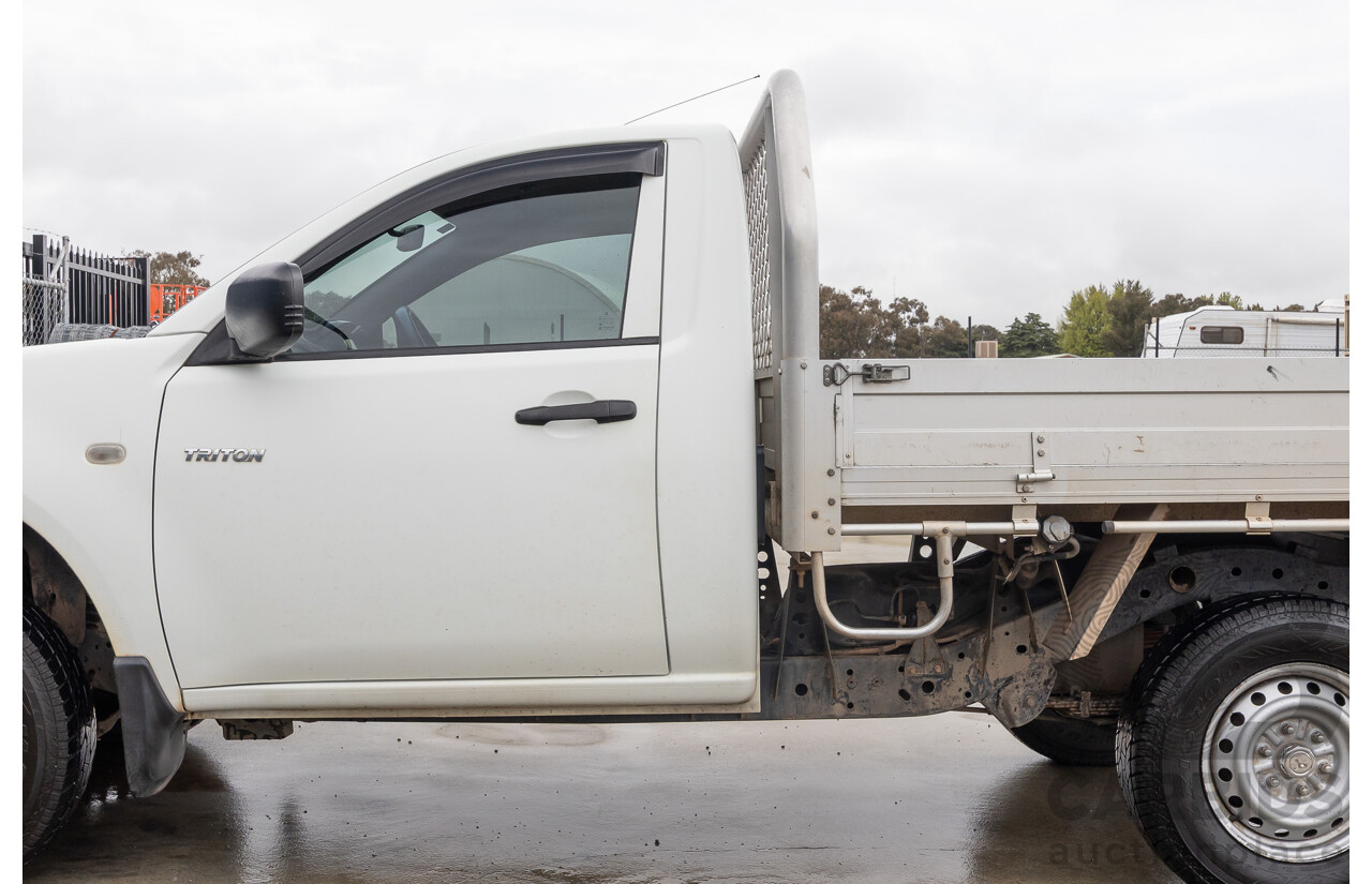 03/2015 Mitsubishi Triton GL MN MY15 C/Chas white  2.4L
