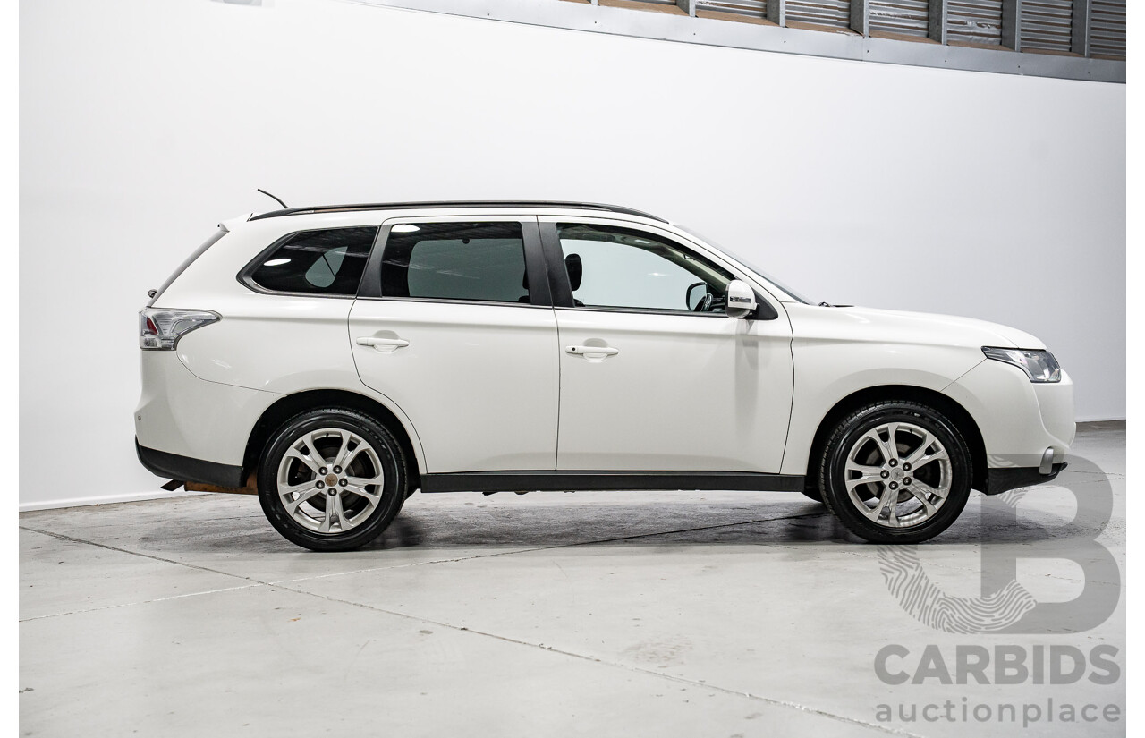 11/2013 Mitsubishi Outlander LS ZJ 4d Wagon White 2.0L