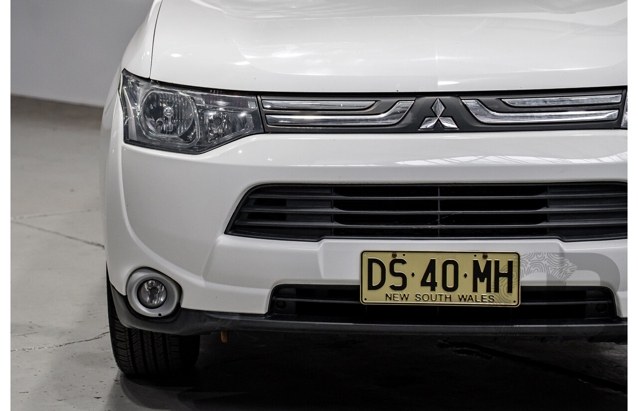 11/2013 Mitsubishi Outlander LS ZJ 4d Wagon White 2.0L