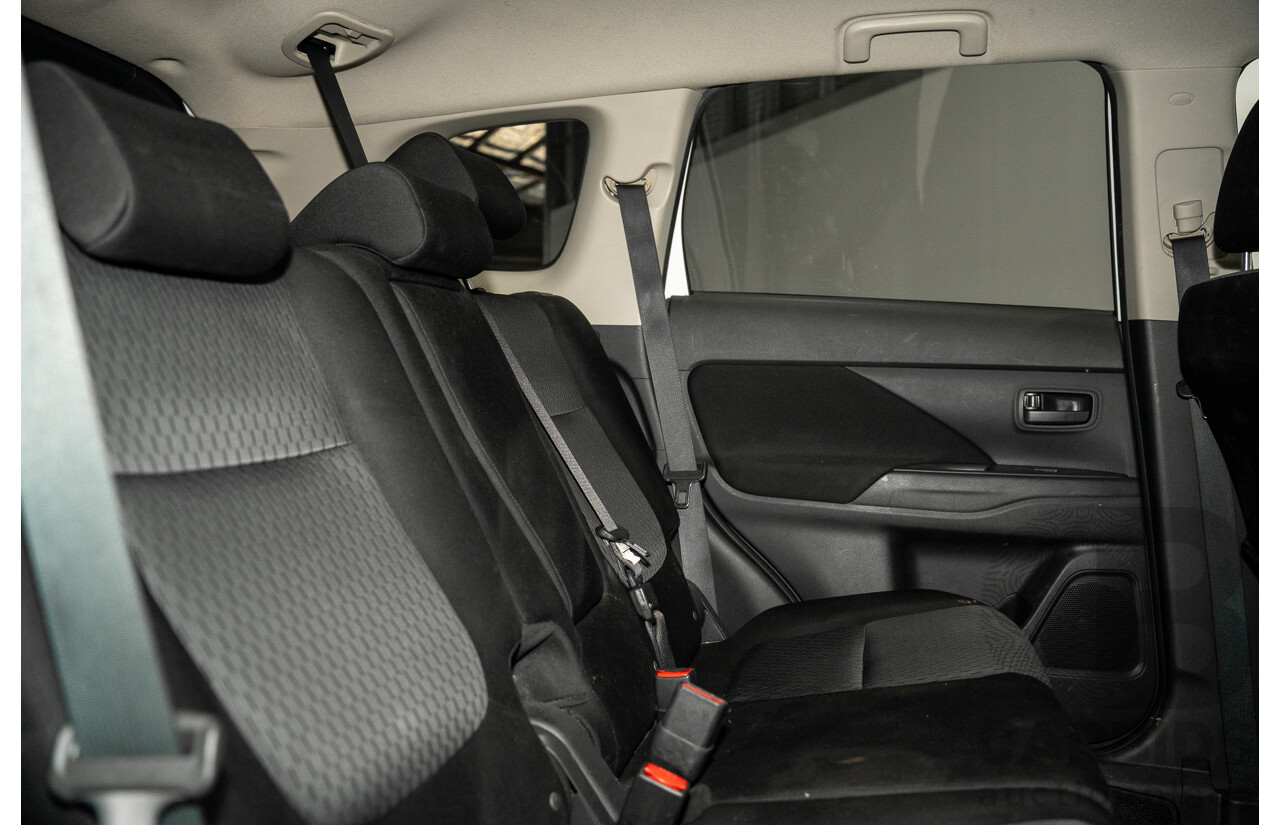 11/2013 Mitsubishi Outlander LS ZJ 4d Wagon White 2.0L