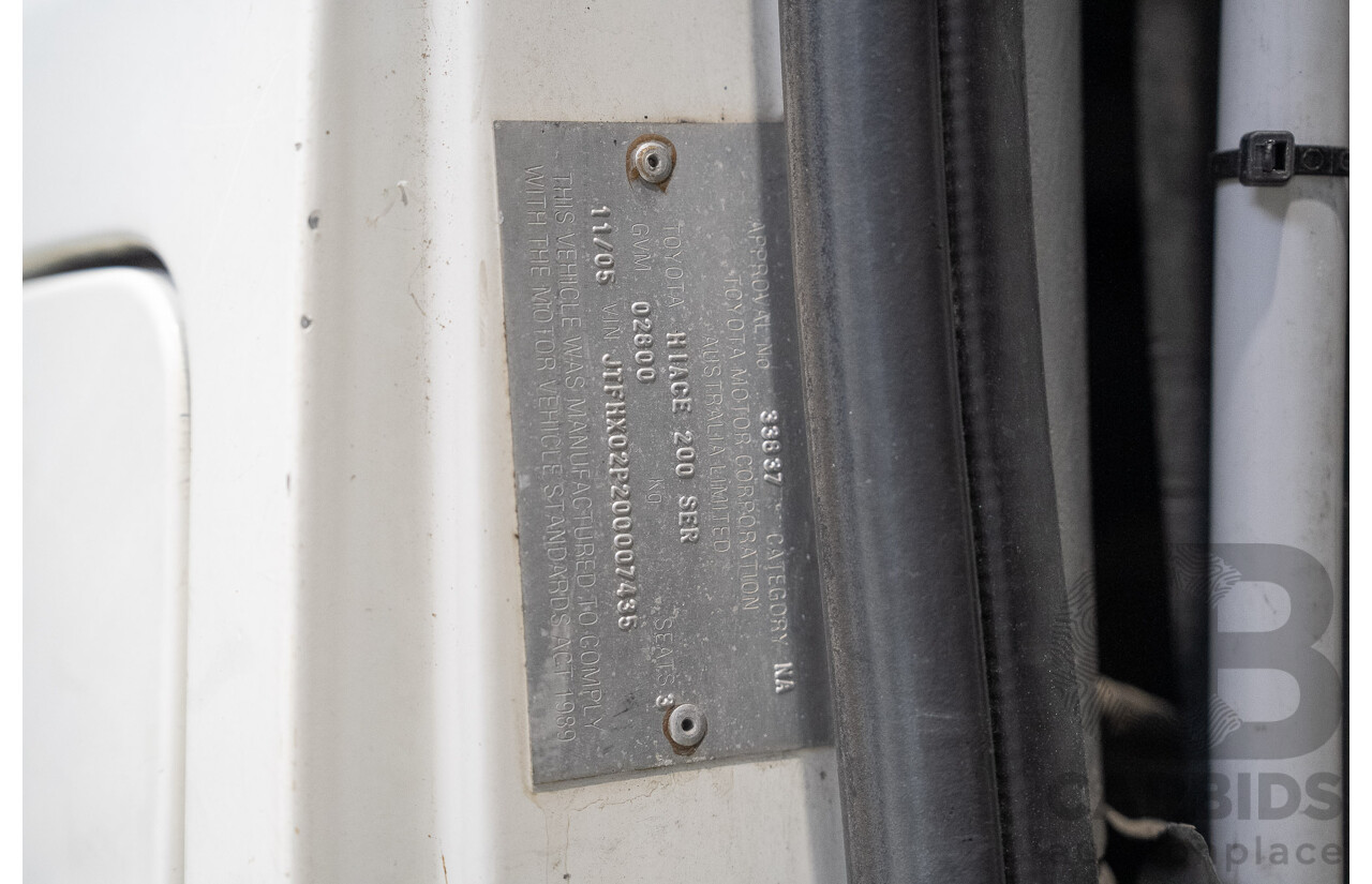 11/2005 Toyota Hiace LWB TRH201R 4d Van White 2.7L