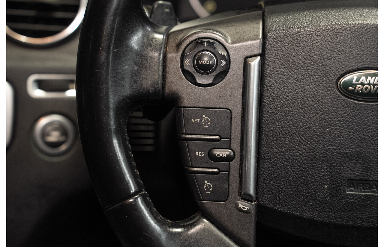 07/2014 Land Rover Discovery 4 3.0 TDV6 (4x4) MY14 4d Wagon Indus Silver Twin Turbo Diesel V6 3.0L - 7 Seater
