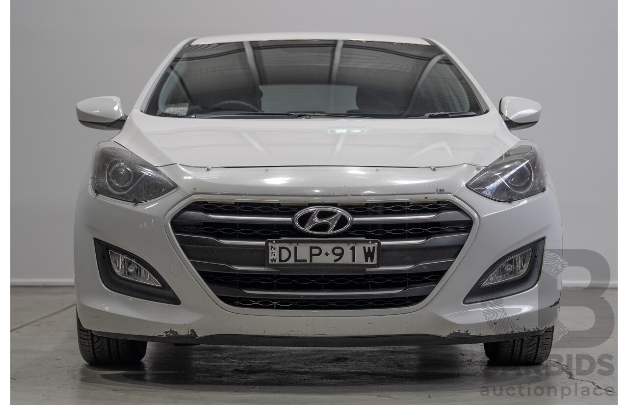 10/2016 Hyundai I30 Active CRDi GD4 Series 2 5d Hatchback White Turbo Diesel 1.6L