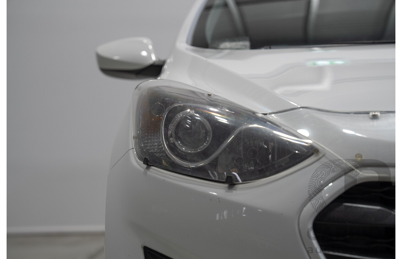 10/2016 Hyundai I30 Active CRDi GD4 Series 2 5d Hatchback White Turbo Diesel 1.6L