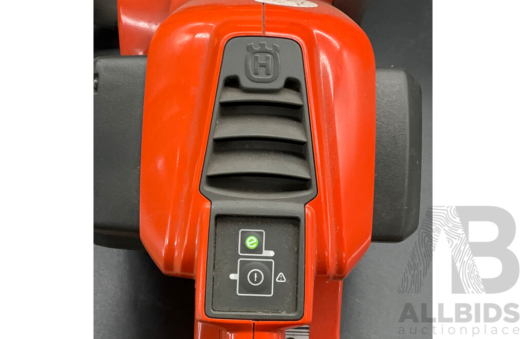 HUSQVARNA 536 LiXP Battery-Powered Chainsaw & Battery Charger