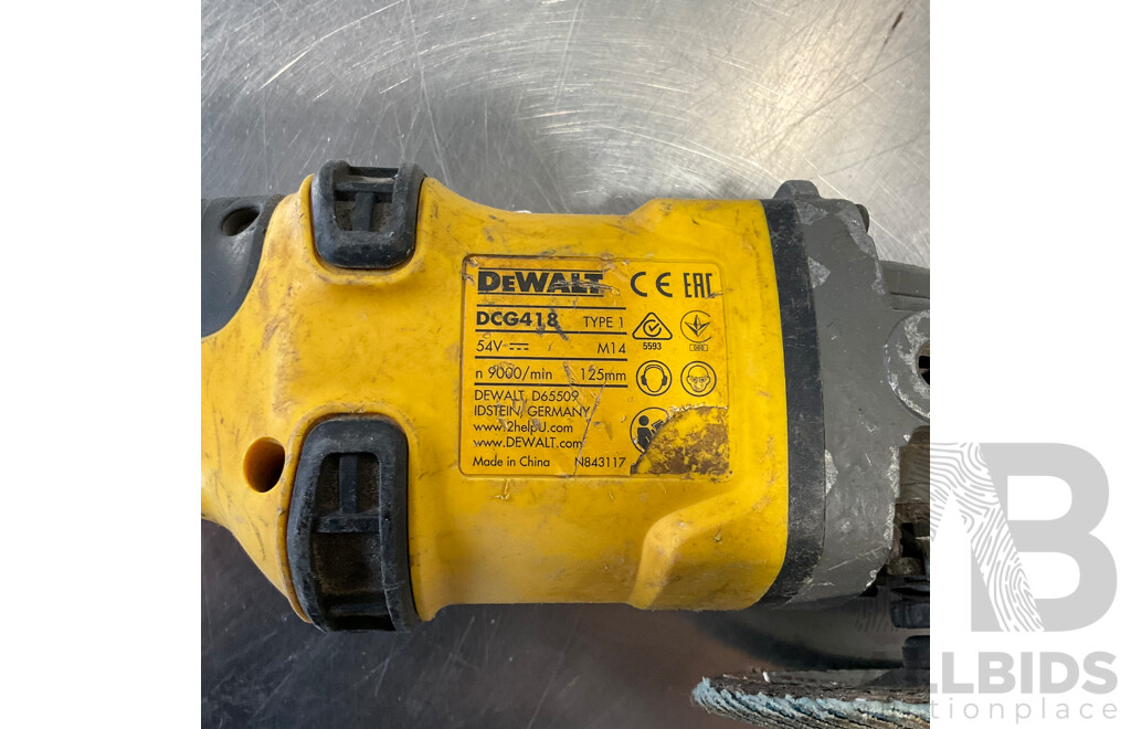 Assortment of Tools & accessories inside a MILWAWKEE Packout Tool Box (DeWalt, Makita & Milwawkee)