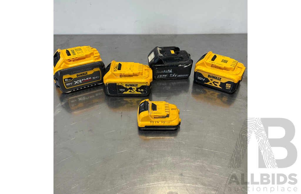 Assortment of Tools & accessories inside a MILWAWKEE Packout Tool Box (DeWalt, Makita & Milwawkee)